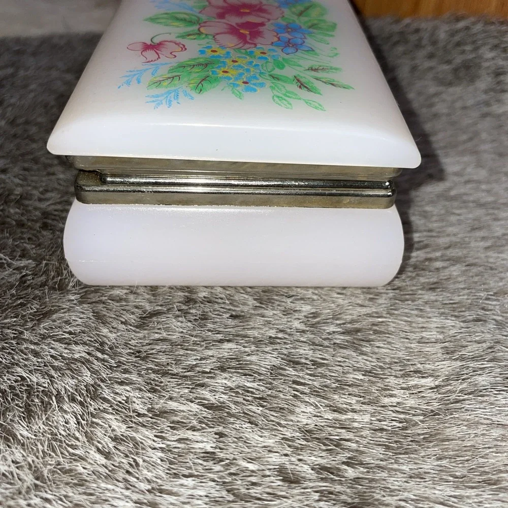 1984 Vintage Pink Lucite Acrylic Cosmetic Trinket Jewelry Box with‎ Flowers